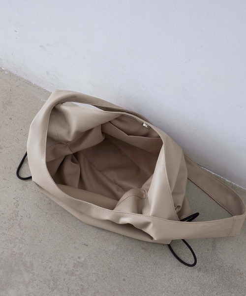 EFOLE(エフォル)の「Side gather one handle tote bag / サイドギャザー ワンハンドル トートバッグ(トートバッグ・レディース・ベージュ系その他2/ブラック・FREE)」の7枚目の写真