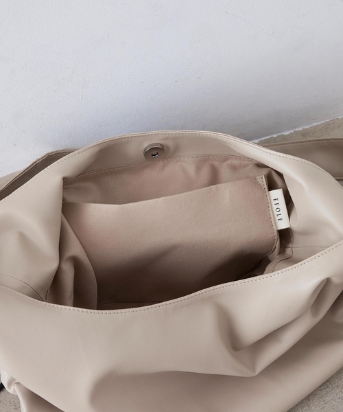 EFOLE(エフォル)の「Side gather one handle tote bag / サイドギャザー ワンハンドル トートバッグ(トートバッグ・レディース・ベージュ系その他2/ブラック・FREE)」の8枚目の写真