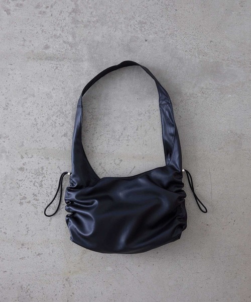 EFOLE(エフォル)の「Side gather one handle tote bag / サイドギャザー ワンハンドル トートバッグ(トートバッグ・レディース・ベージュ系その他2/ブラック・FREE)」の12枚目の写真