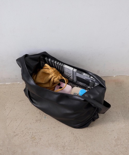 EFOLE(エフォル)の「Side gather one handle tote bag / サイドギャザー ワンハンドル トートバッグ(トートバッグ・レディース・ベージュ系その他2/ブラック・FREE)」の9枚目の写真