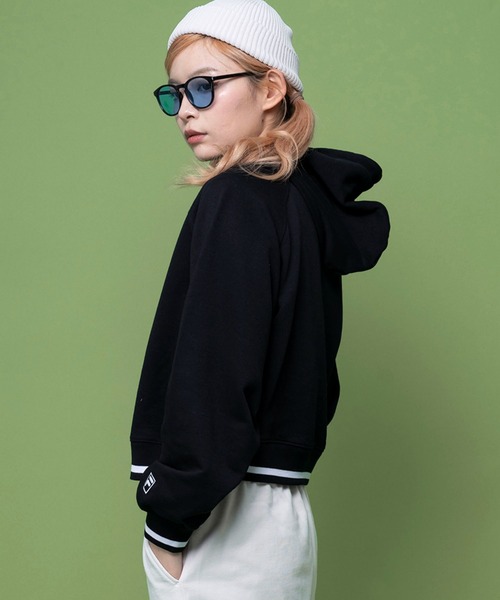 FILA(フィラ)の「FILA フィラ ブランド ロゴ ショート ラグラン ラインリブ 裏毛 長袖 スウェット パーカー フーディー(パーカー・レディース・ホワイト/ブラック/ブルー・M/L/LL)」の8枚目の写真