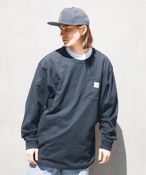 Carhartt(カーハート)の「【Carhartt/カーハート】K126 Workwear Long-Sleeve Pocket T-Shirt ヘビーウェイト ビッグシルエット ワンポイントブランドロゴ ロンT ポケット付き 定番 ノームコア(Tシャツ/カットソー・メンズ・ホワイト/ブラック・SMALL/MEDIUM/LARGE/X-LARGE)」の2枚目の写真