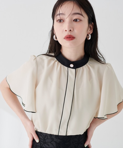 natural couture（ナチュラルクチュール）の「【WEB限定】デザイン釦配色フレア袖ブラウス（シャツ/ブラウス・レディース・グリーン/モカ/ネイビー/ドット/サックスブルー/オフホワイト/グレー・FREE）」の9枚目の写真