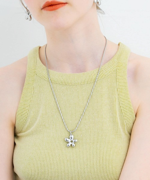 SMELLY(スメリー)の「メタルフラワースライドネックレス(ネックレス・レディース・シルバー・-)」の4枚目の写真