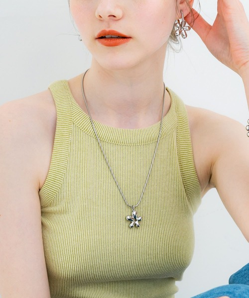 SMELLY(スメリー)の「メタルフラワースライドネックレス(ネックレス・レディース・シルバー・-)」の5枚目の写真