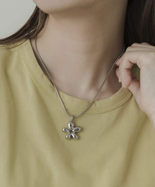 SMELLY(スメリー)の「メタルフラワースライドネックレス(ネックレス・レディース・シルバー・-)」の6枚目の写真