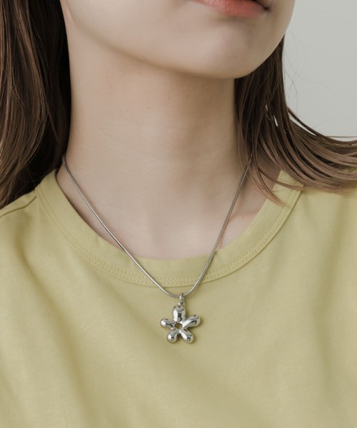 SMELLY(スメリー)の「メタルフラワースライドネックレス(ネックレス・レディース・シルバー・-)」の7枚目の写真