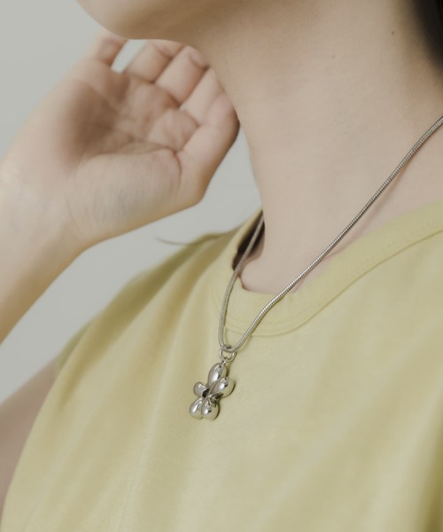 SMELLY(スメリー)の「メタルフラワースライドネックレス(ネックレス・レディース・シルバー・-)」の8枚目の写真