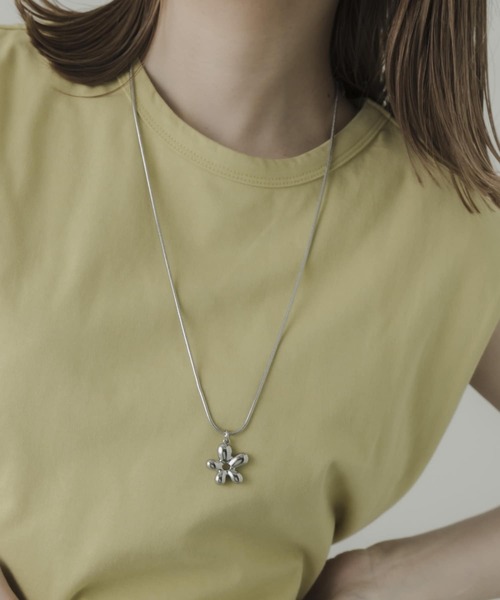 SMELLY(スメリー)の「メタルフラワースライドネックレス(ネックレス・レディース・シルバー・-)」の3枚目の写真