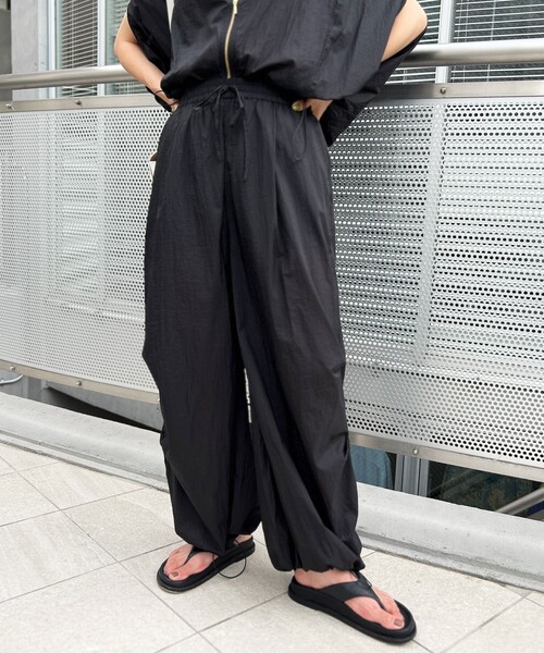 NOLLEY’S(ノーリーズ)の「◇【WEB限定】《セットアップ対応》ウォッシャブルシアーオーガンジーパラシュートパンツ(その他パンツ・レディース・チャコールグレー/ネイビー・36/38)」の4枚目の写真