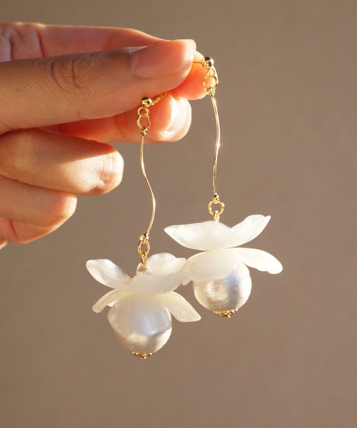 CERCA(チェルカ)の「jolie minette/フラワーパール ロング ピアス(ピアス(両耳用)・レディース・ブルーパープル/ホワイト系/ピンク系/アクア/クリア/ベージュ系/ブラウン系/ブラック/オリーブ/クリアイエロー/ラベンダー・FREE)」の2枚目の写真