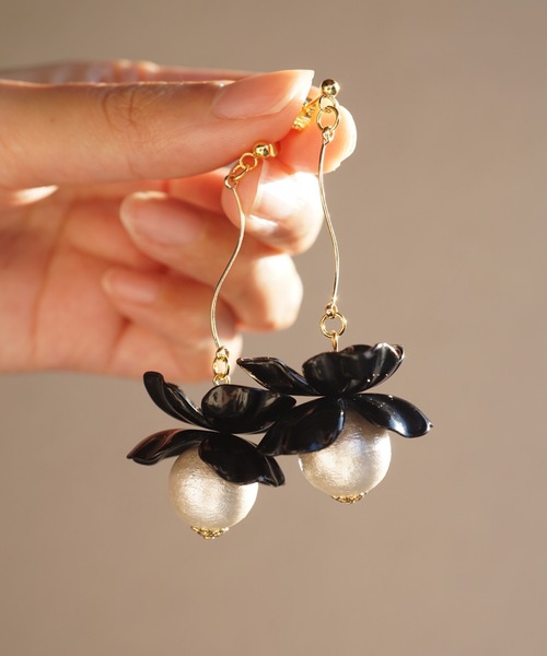 CERCA(チェルカ)の「jolie minette/フラワーパール ロング ピアス(ピアス(両耳用)・レディース・ブルーパープル/ホワイト系/ピンク系/アクア/クリア/ベージュ系/ブラウン系/ブラック/オリーブ/クリアイエロー/ラベンダー・FREE)」の3枚目の写真