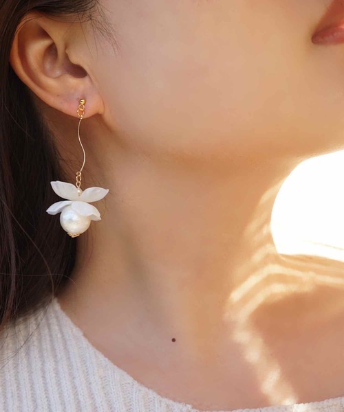 CERCA(チェルカ)の「jolie minette/フラワーパール ロング ピアス(ピアス(両耳用)・レディース・ブルーパープル/ホワイト系/ピンク系/アクア/クリア/ベージュ系/ブラウン系/ブラック/オリーブ/クリアイエロー/ラベンダー・FREE)」の16枚目の写真