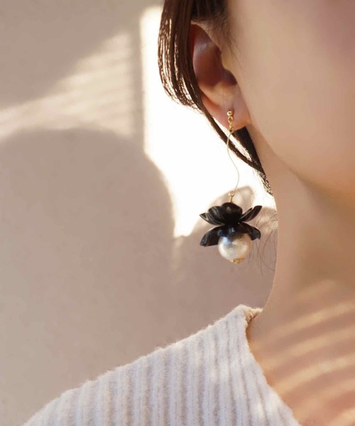 CERCA(チェルカ)の「jolie minette/フラワーパール ロング ピアス(ピアス(両耳用)・レディース・ブルーパープル/ホワイト系/ピンク系/アクア/クリア/ベージュ系/ブラウン系/ブラック/オリーブ/クリアイエロー/ラベンダー・FREE)」の17枚目の写真