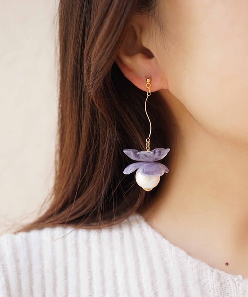 CERCA(チェルカ)の「jolie minette/フラワーパール ロング ピアス(ピアス(両耳用)・レディース・ブルーパープル/ホワイト系/ピンク系/アクア/クリア/ベージュ系/ブラウン系/ブラック/オリーブ/クリアイエロー/ラベンダー・FREE)」の18枚目の写真