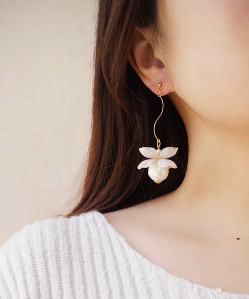 CERCA(チェルカ)の「jolie minette/フラワーパール ロング ピアス(ピアス(両耳用)・レディース・ブルーパープル/ホワイト系/ピンク系/アクア/クリア/ベージュ系/ブラウン系/ブラック/オリーブ/クリアイエロー/ラベンダー・FREE)」の20枚目の写真