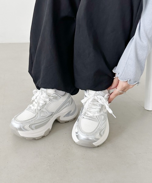 CLEA（クレア）の「メタリックボリュームソール厚底スニーカー（スニーカー・レディース・グレー/ホワイト・24.5cm/23.5cm）」の9枚目の写真