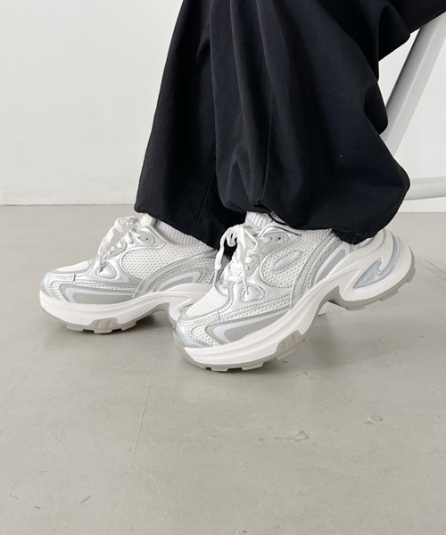 CLEA（クレア）の「メタリックボリュームソール厚底スニーカー（スニーカー・レディース・グレー/ホワイト・24.5cm/23.5cm）」の11枚目の写真