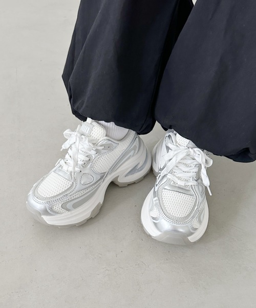 CLEA（クレア）の「メタリックボリュームソール厚底スニーカー（スニーカー・レディース・グレー/ホワイト・24.5cm/23.5cm）」の10枚目の写真