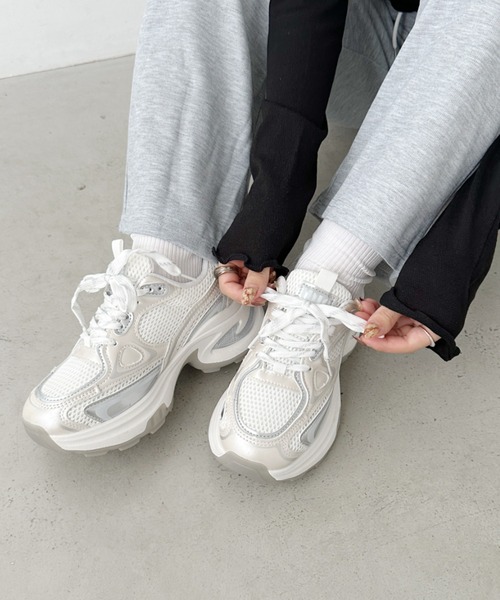 CLEA（クレア）の「メタリックボリュームソール厚底スニーカー（スニーカー・レディース・グレー/ホワイト・24.5cm/23.5cm）」の3枚目の写真