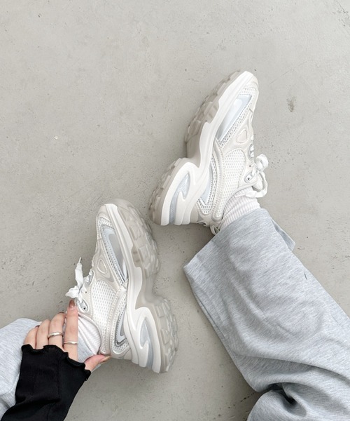 CLEA（クレア）の「メタリックボリュームソール厚底スニーカー（スニーカー・レディース・グレー/ホワイト・24.5cm/23.5cm）」の4枚目の写真