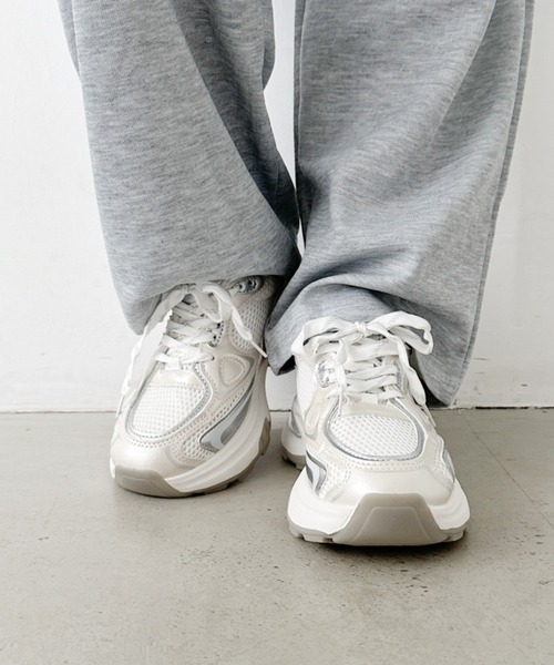 CLEA（クレア）の「メタリックボリュームソール厚底スニーカー（スニーカー・レディース・グレー/ホワイト・24.5cm/23.5cm）」の5枚目の写真