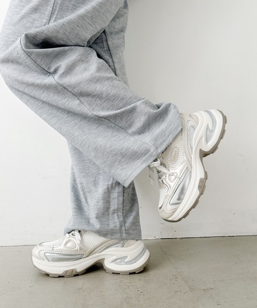 CLEA（クレア）の「メタリックボリュームソール厚底スニーカー（スニーカー・レディース・グレー/ホワイト・24.5cm/23.5cm）」の6枚目の写真