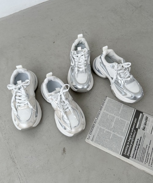 CLEA（クレア）の「メタリックボリュームソール厚底スニーカー（スニーカー・レディース・グレー/ホワイト・24.5cm/23.5cm）」の13枚目の写真