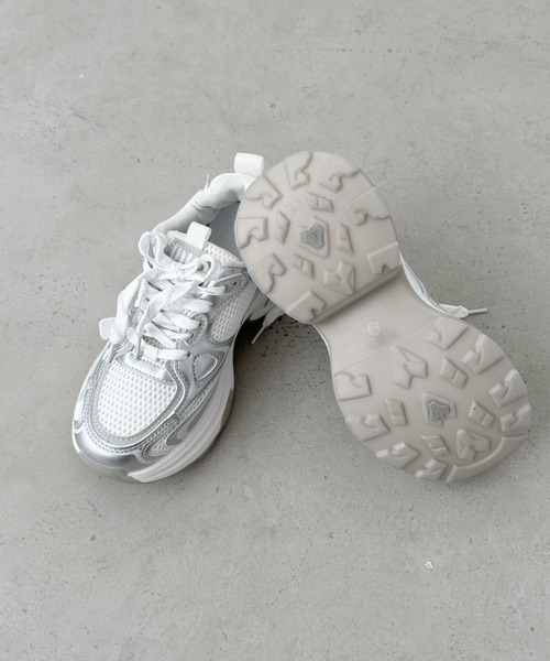 CLEA（クレア）の「メタリックボリュームソール厚底スニーカー（スニーカー・レディース・グレー/ホワイト・24.5cm/23.5cm）」の16枚目の写真