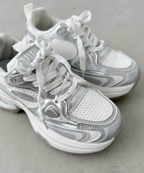 CLEA（クレア）の「メタリックボリュームソール厚底スニーカー（スニーカー・レディース・グレー/ホワイト・24.5cm/23.5cm）」の17枚目の写真