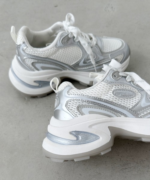 CLEA（クレア）の「メタリックボリュームソール厚底スニーカー（スニーカー・レディース・グレー/ホワイト・24.5cm/23.5cm）」の18枚目の写真
