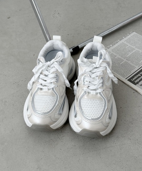 CLEA（クレア）の「メタリックボリュームソール厚底スニーカー（スニーカー・レディース・グレー/ホワイト・24.5cm/23.5cm）」の22枚目の写真