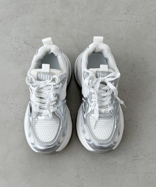 CLEA（クレア）の「メタリックボリュームソール厚底スニーカー（スニーカー・レディース・グレー/ホワイト・24.5cm/23.5cm）」の14枚目の写真