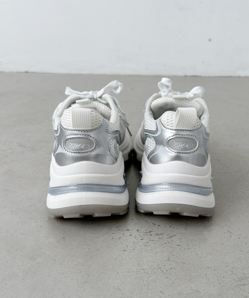 CLEA（クレア）の「メタリックボリュームソール厚底スニーカー（スニーカー・レディース・グレー/ホワイト・24.5cm/23.5cm）」の15枚目の写真