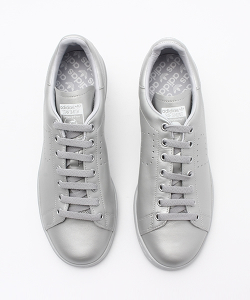 adidas by RAF SIMONS（アディダスバイラフシモンズ）の「メンズ アディダス ラフシモンズ スタンスミス adidas RAF SIMONS STANSMITH S74591（スニーカー・メンズ・シルバー・26.5cm/27cm/27.5cm/28cm）」の2枚目の写真