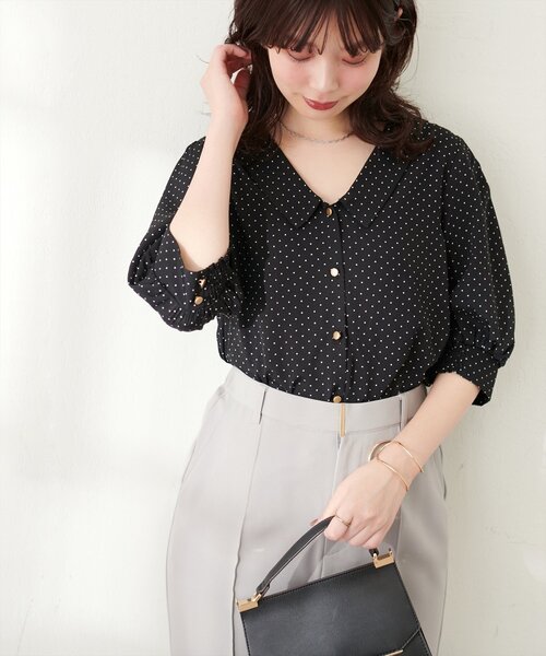 natural couture（ナチュラルクチュール）の「深V衿付きブラウス（シャツ/ブラウス・レディース・ブラック/オフホワイト/ブルー/その他1/その他2・FREE）」の5枚目の写真
