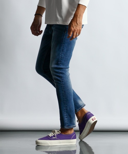 The DUFFER of ST.GEORGE（ザダファーオブセントジョージ）の「JAPAN FABRICK JEANS "UW"：国産生地 ユーズドウォッシュ ナチュラルストレッチ スキニーデニム 5ポケットジーンズ（デニムパンツ・メンズ・ライトインディゴブルー・SMALL/MEDIUM/LARGE/X-LARGE）」の4枚目の写真