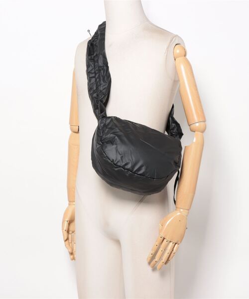 notch.(ノッチ)の「シャイニーシャーリングムーンバッグ(ショルダーバッグ・レディース・オフホワイト/ブラック/シルバー系/チャコール・ONESIZE)」の5枚目の写真