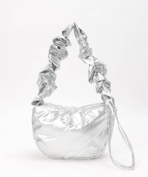 notch.(ノッチ)の「シャイニーシャーリングムーンバッグ(ショルダーバッグ・レディース・オフホワイト/ブラック/シルバー系/チャコール・ONESIZE)」の4枚目の写真