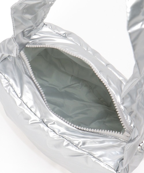 notch.(ノッチ)の「シャイニーシャーリングムーンバッグ(ショルダーバッグ・レディース・オフホワイト/ブラック/シルバー系/チャコール・ONESIZE)」の13枚目の写真