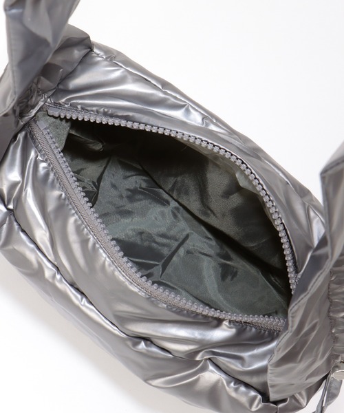 notch.(ノッチ)の「シャイニーシャーリングムーンバッグ(ショルダーバッグ・レディース・オフホワイト/ブラック/シルバー系/チャコール・ONESIZE)」の15枚目の写真