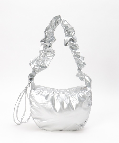 notch.(ノッチ)の「シャイニーシャーリングムーンバッグ(ショルダーバッグ・レディース・オフホワイト/ブラック/シルバー系/チャコール・ONESIZE)」の7枚目の写真