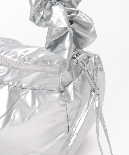 notch.(ノッチ)の「シャイニーシャーリングムーンバッグ(ショルダーバッグ・レディース・オフホワイト/ブラック/シルバー系/チャコール・ONESIZE)」の11枚目の写真