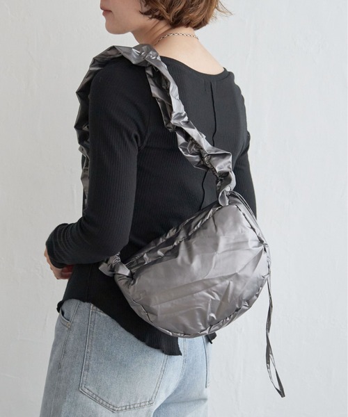notch.(ノッチ)の「シャイニーシャーリングムーンバッグ(ショルダーバッグ・レディース・オフホワイト/ブラック/シルバー系/チャコール・ONESIZE)」の17枚目の写真