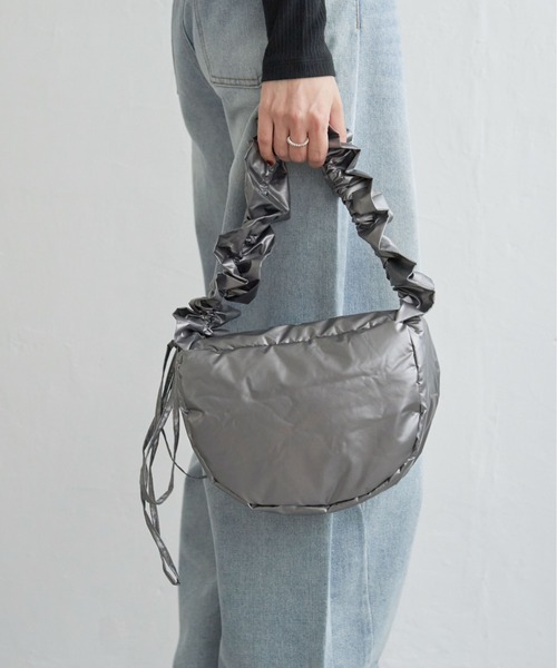 notch.(ノッチ)の「シャイニーシャーリングムーンバッグ(ショルダーバッグ・レディース・オフホワイト/ブラック/シルバー系/チャコール・ONESIZE)」の18枚目の写真