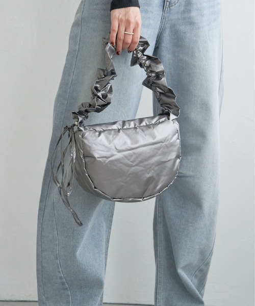 notch.(ノッチ)の「シャイニーシャーリングムーンバッグ(ショルダーバッグ・レディース・オフホワイト/ブラック/シルバー系/チャコール・ONESIZE)」の19枚目の写真