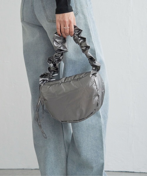 notch.(ノッチ)の「シャイニーシャーリングムーンバッグ(ショルダーバッグ・レディース・オフホワイト/ブラック/シルバー系/チャコール・ONESIZE)」の20枚目の写真