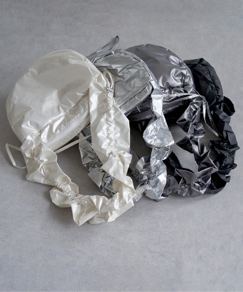 notch.(ノッチ)の「シャイニーシャーリングムーンバッグ(ショルダーバッグ・レディース・オフホワイト/ブラック/シルバー系/チャコール・ONESIZE)」の21枚目の写真