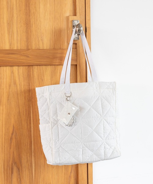 GLOBAL WORK（グローバルワーク）の「推しごとキルティングトート/145465（トートバッグ・レディース・シルバー/ブルー/アイボリー/カーキ/ブラック/ピンク/オレンジ/ライトベージュ/ライトグレー/ミント/ネイビー/ライトイエロー/ダークブルー・ONE SIZE）」の2枚目の写真