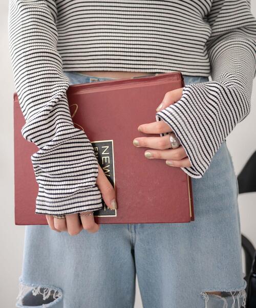 WEGO（ウィゴー）の「WEGO/ワンポイントデザインフィンガーホールリブロンT（Tシャツ/カットソー・レディース・オフホワイト/ホワイト系その他5/ブラック/ブラック系その他5・FREE）」の9枚目の写真